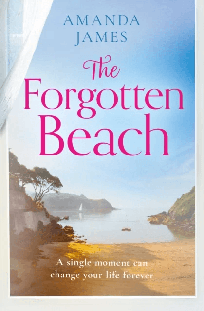 The Forgotten Beach av Amanda James