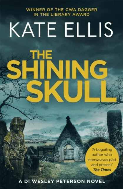 The Shining Skull av Kate Ellis