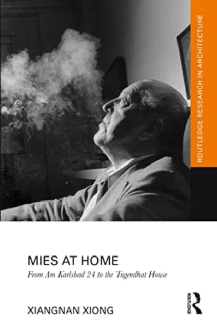 Mies at Home av Xiangnan Xiong
