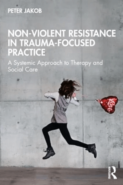 Nonviolent Resistance in Trauma-Focused Practice av Peter Jakob