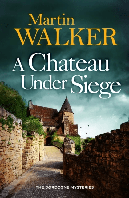 A Chateau Under Siege av Martin Walker