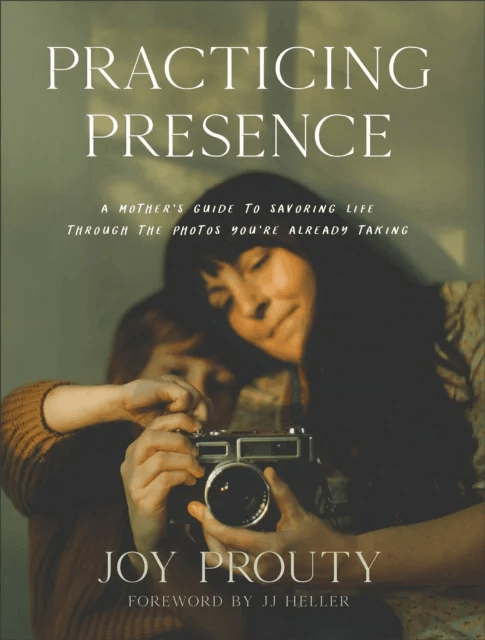 Practicing Presence ¿ A Mother`s Guide to Savoring Life through the Photos You`re Already Taking av Joy Prouty, Jj Heller