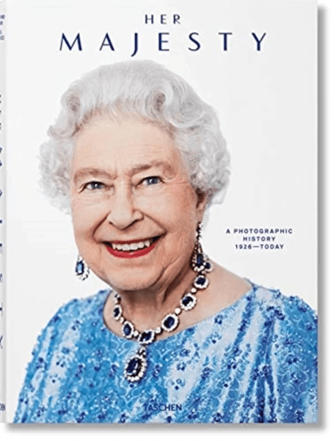 Her Majesty. A Photographic History 1926¿2022 av Christopher Warwick