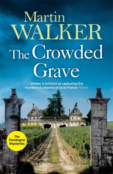 The Crowded Grave av Martin Walker